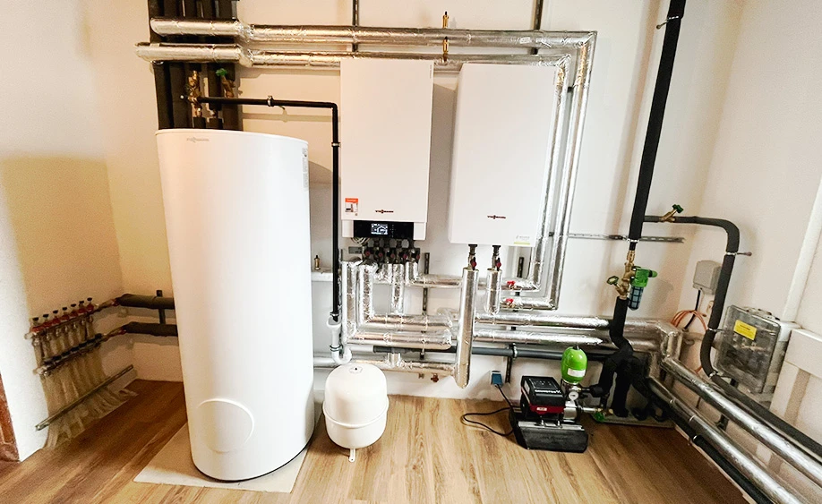 Moderner Technikraum mit Heizungsanlage
